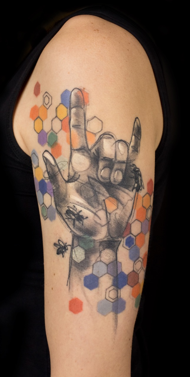 Colorful_Sign_Language_Iloveyou_Bees_Tattoo_Custom_Tattoos_Daniel_Claessens-1